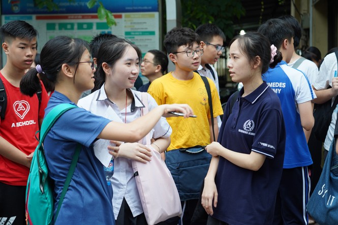 Gần 4.000 thí sinh “tranh suất” vào hai trường chuyên của ĐH Quốc gia Hà Nội