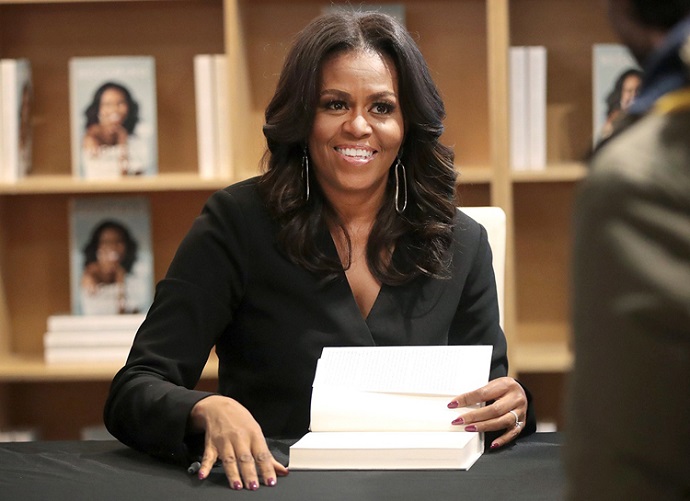 Michella Obama góp tiền bán sách hỗ trợ giáo dục cho trẻ em gái