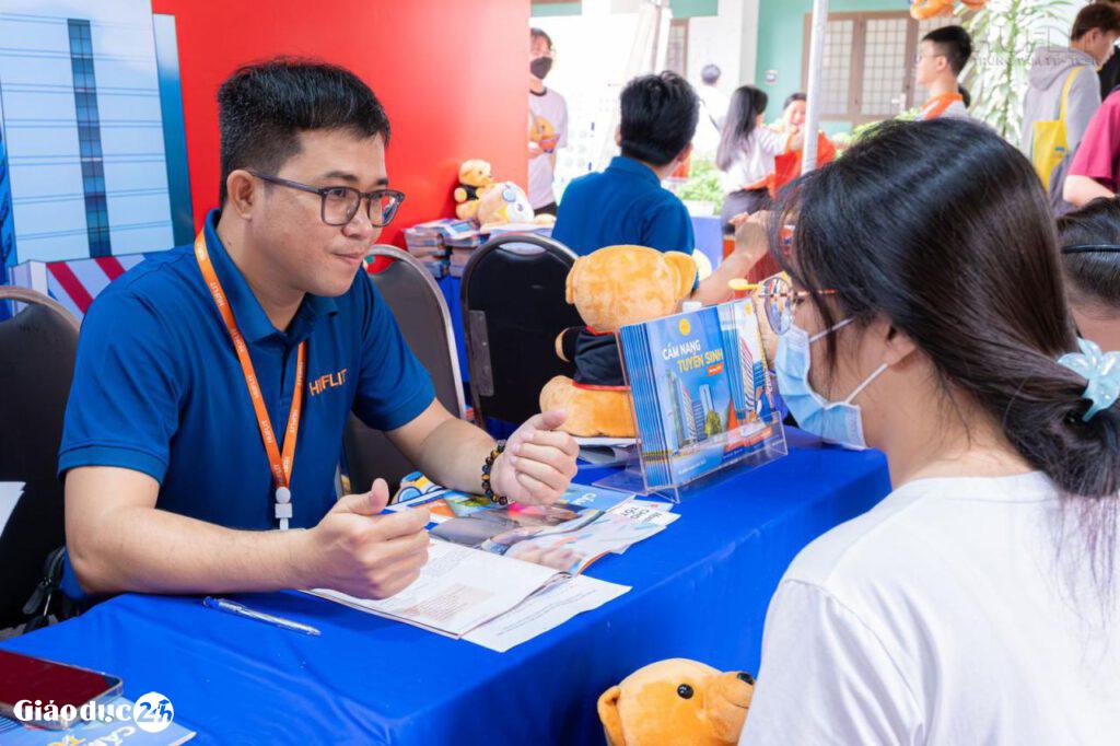 Thí sinh tìm hiểu thông tin tuyển sinh của Trường ĐH Ngoại ngữ- Tin học TP HCM