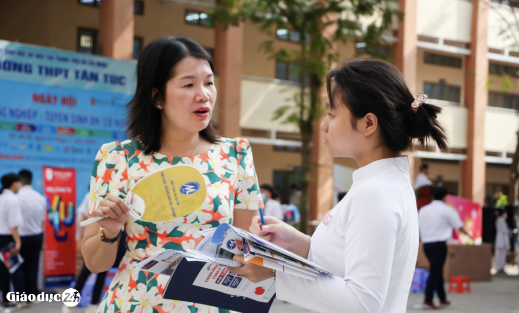Thí sinh tìm hiểu thông tin xét tuyển vào Trường ĐH Tài chính- Marketing