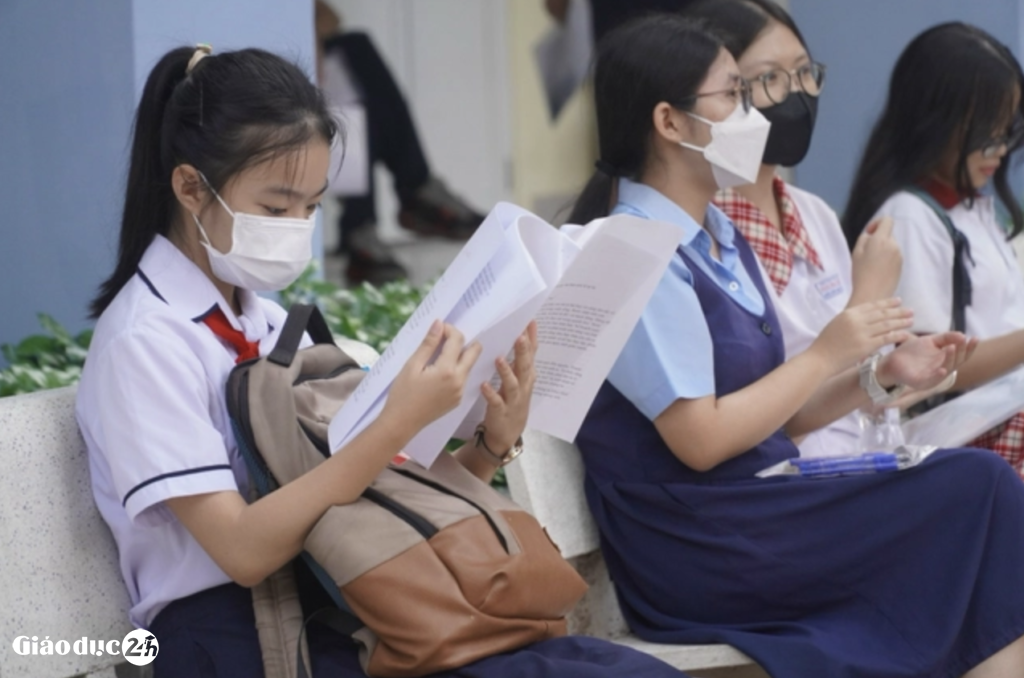 Thí sinh đọc tài liệu trước giờ thi tuyển sinh lớp 10 tại TP HCM