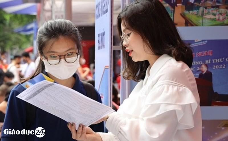 Thí sinh tìm hiểu thông tin xét tuyển vào Học viện ngân hàng